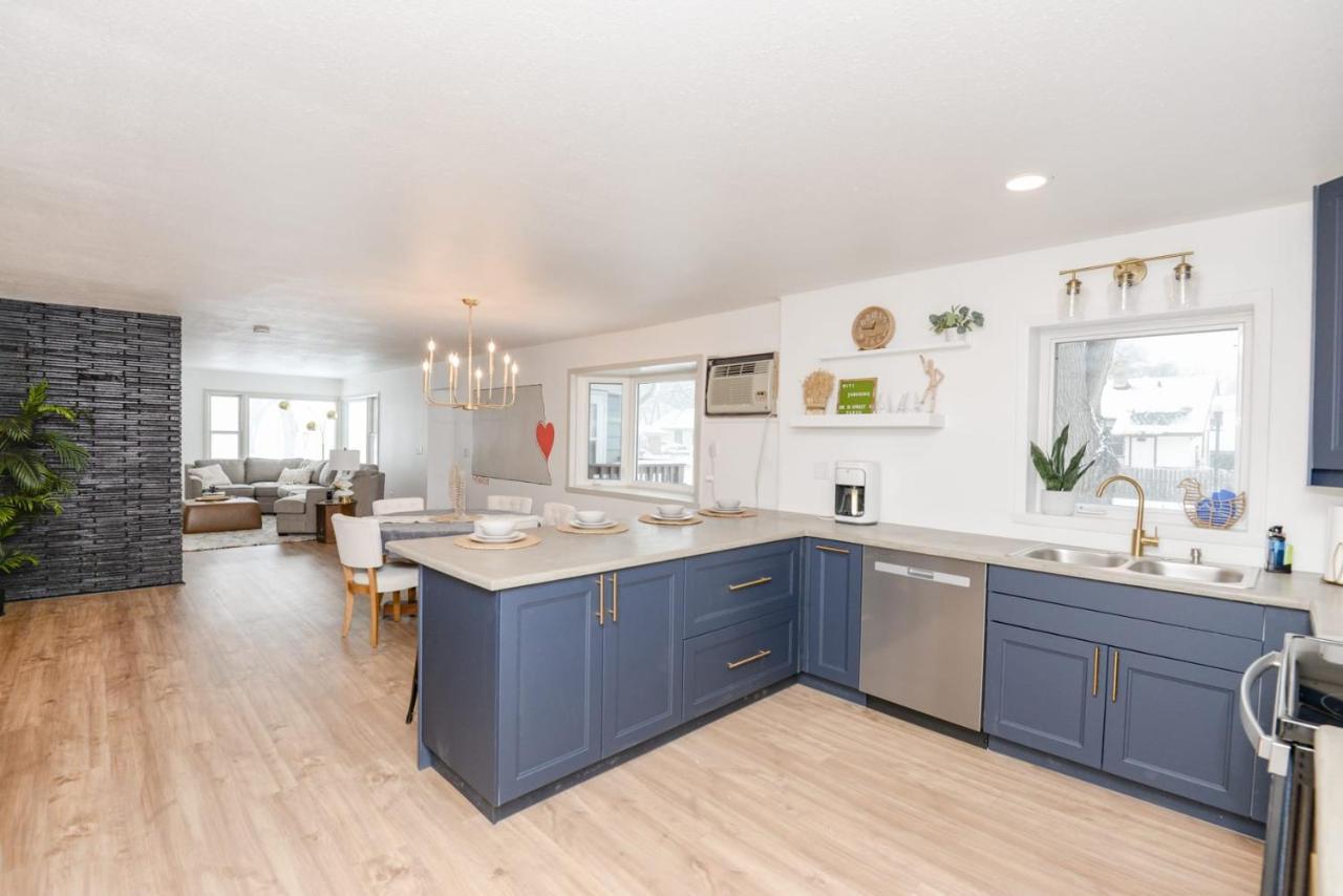 New Remodeled Townhome In Central Fargo Bagian luar foto